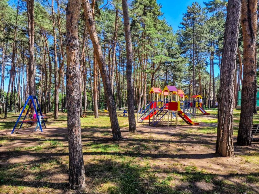 Детская площадка в санатории Орджоникидзе в городе Кисловодске - фотография