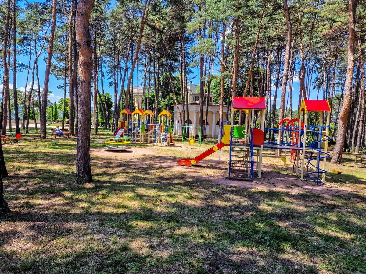 Детская площадка в санатории Орджоникидзе в городе Кисловодске - фотография