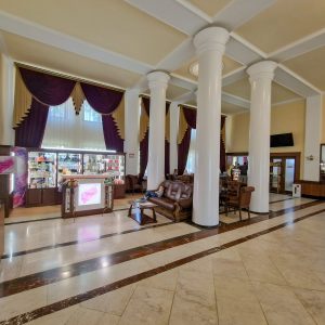 Холл в 1 корпусе в санатории Орджоникидзе в городе Кисловодске - фотография