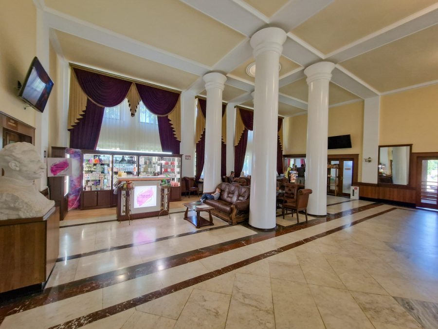 Холл в 1 корпусе в санатории Орджоникидзе в городе Кисловодске - фотография