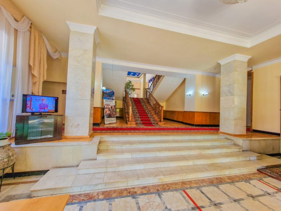 Холл во 2 корпусе в санатории Орджоникидзе в городе Кисловодске - фотография