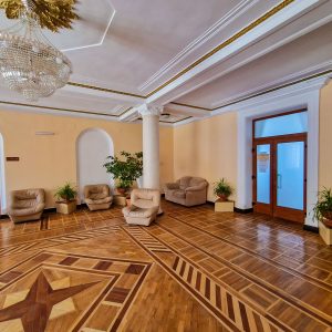 Холл в 3 корпусе в санатории Орджоникидзе в городе Кисловодске - фотография