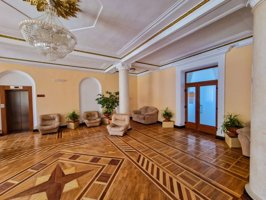 Холл в 3 корпусе в санатории Орджоникидзе в городе Кисловодске - фотография