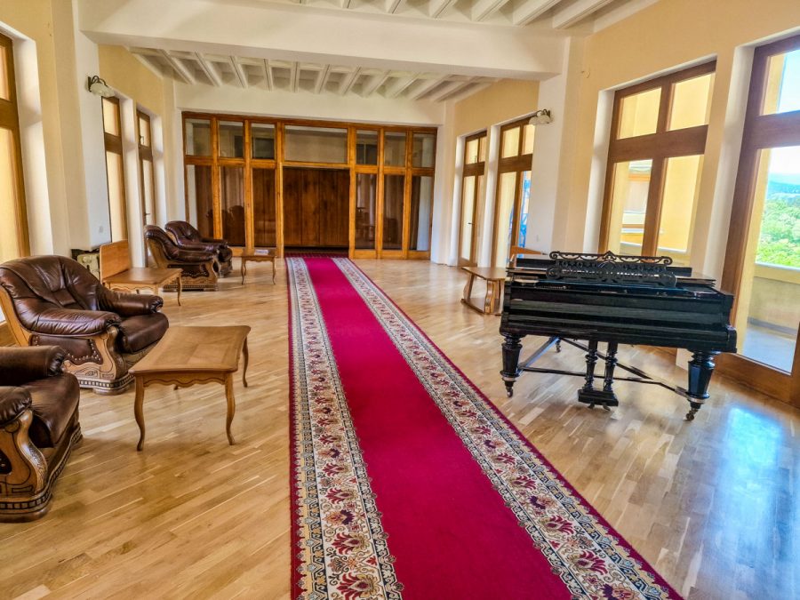 Коридор в 1 корпусе в санатории Орджоникидзе в городе Кисловодске - фотография