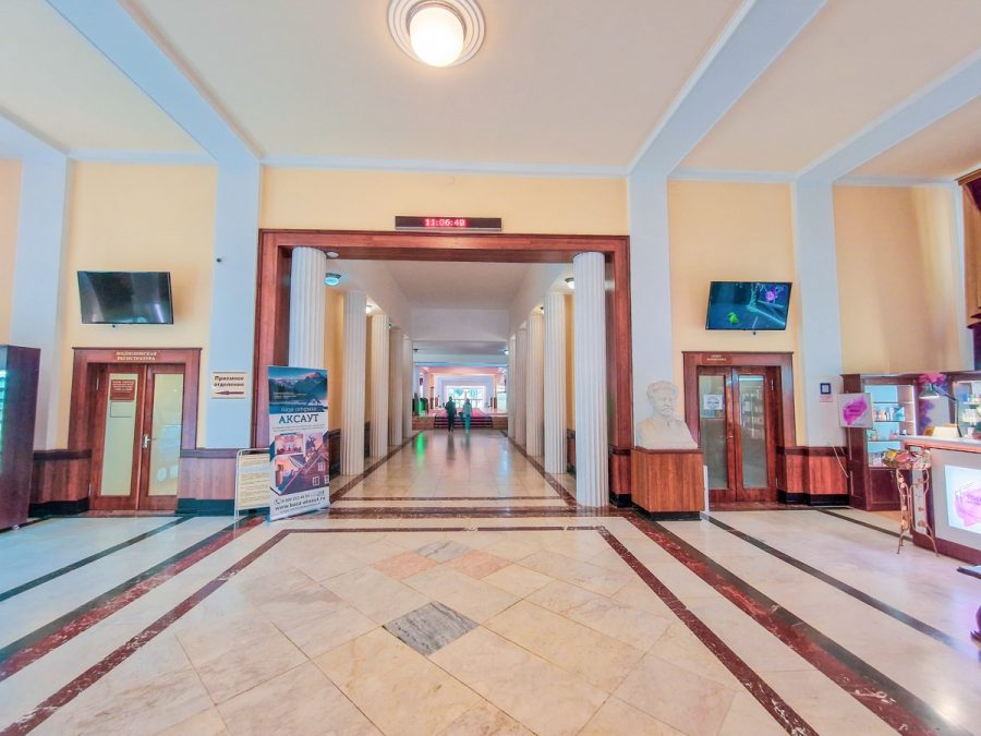 Коридор в 1 корпусе в санатории Орджоникидзе в городе Кисловодске - фотография