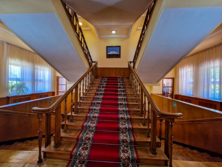 Лестница во 2 корпусе в санатории Орджоникидзе в городе Кисловодске - фотография