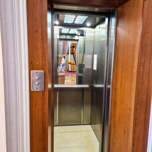 Лифт в 3 корпусе в санатории Орджоникидзе в городе Кисловодске - фотография