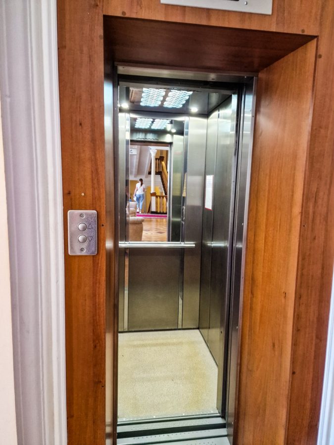 Лифт в 3 корпусе в санатории Орджоникидзе в городе Кисловодске - фотография