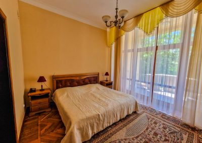 Семейный 2 комнатный номер в санатории Орджоникидзе в городе Кисловодске - фотография