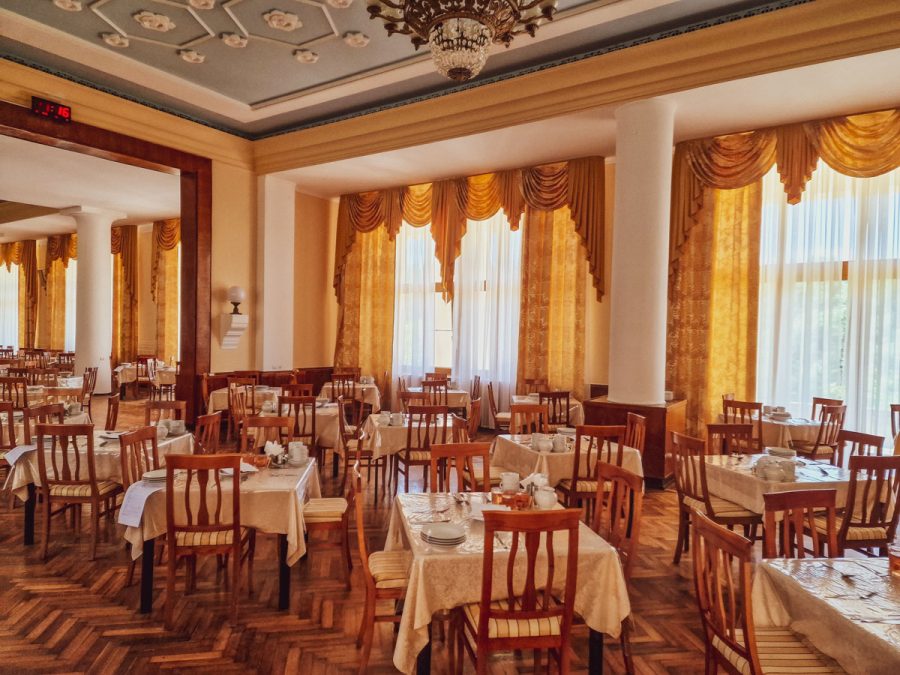 Столовая в санатории Орджоникидзе в городе Кисловодске - фотография