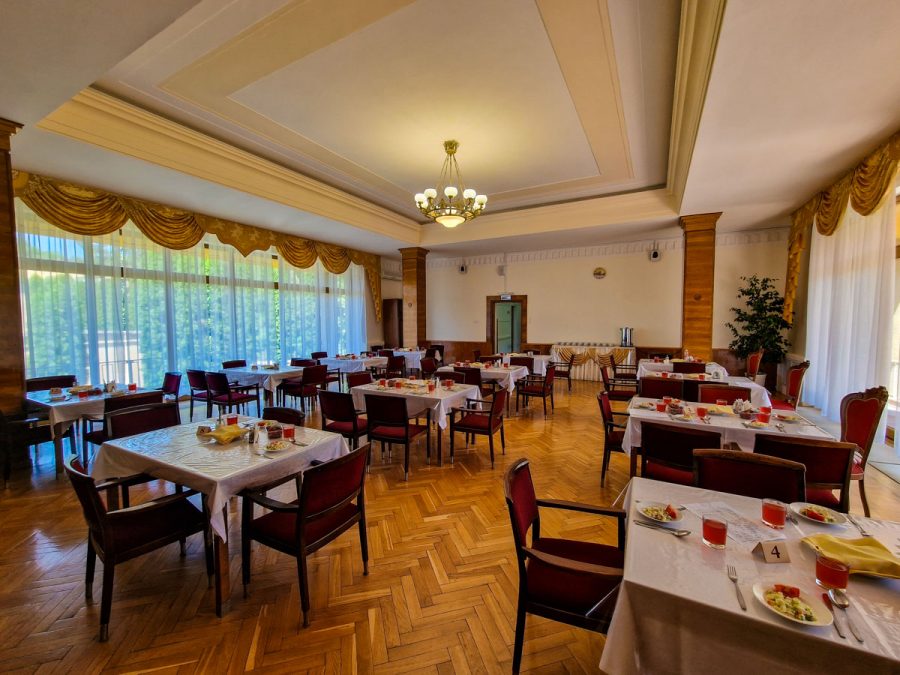 Столовая в санатории Орджоникидзе в городе Кисловодске - фотография