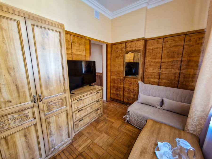 Номер «Студия» в санатории Орджоникидзе в городе Кисловодске - фотография