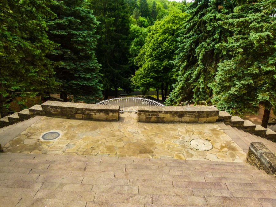 Ступеньки в санатории Орджоникидзе в городе Кисловодске - фотография