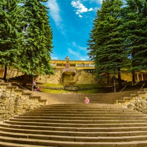 Ступеньки в санатории Орджоникидзе в городе Кисловодске - фотография