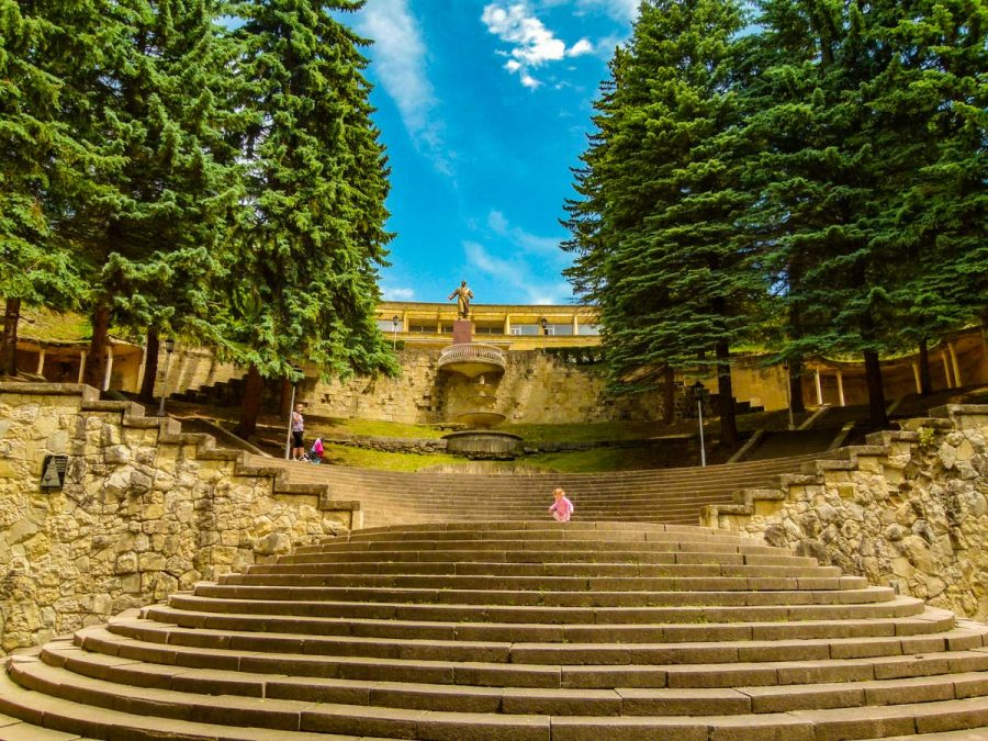 Ступеньки в санатории Орджоникидзе в городе Кисловодске - фотография