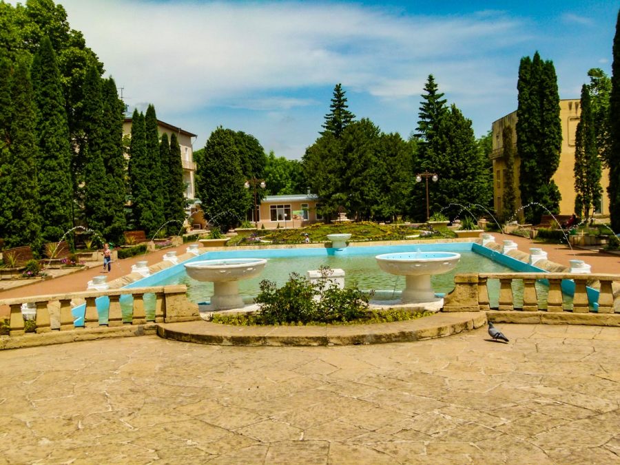 Фонтан в санатории Орджоникидзе в городе Кисловодске - фотография