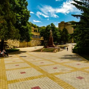Памятник Г.К. Орджоникидзе в санатории Орджоникидзе в городе Кисловодске - фотография