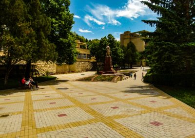 Памятник Г.К. Орджоникидзе в санатории Орджоникидзе в городе Кисловодске - фотография