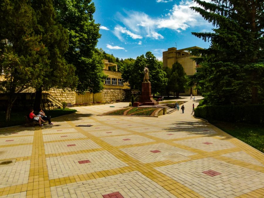 Памятник Г.К. Орджоникидзе в санатории Орджоникидзе в городе Кисловодске - фотография