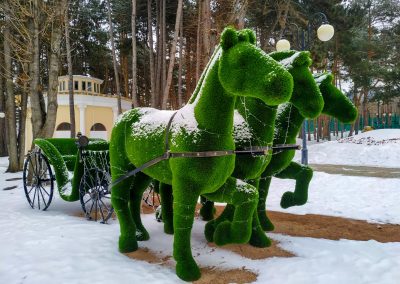 Зеленые скульптуры (Топиарии) в санатории Орджоникидзе в городе Кисловодске - фотография