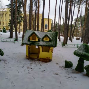 Зеленые скульптуры (Топиарии) в санатории Орджоникидзе в городе Кисловодске - фотография