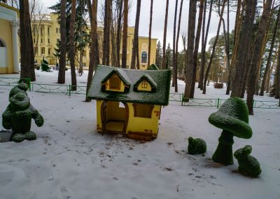 Зеленые скульптуры (Топиарии) в санатории Орджоникидзе в городе Кисловодске - фотография