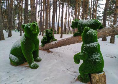 Зеленые скульптуры (Топиарии) в санатории Орджоникидзе в городе Кисловодске - фотография
