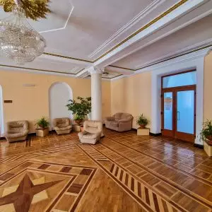 Холл в 3 корпусе в санатории Орджоникидзе в городе Кисловодске - фотография