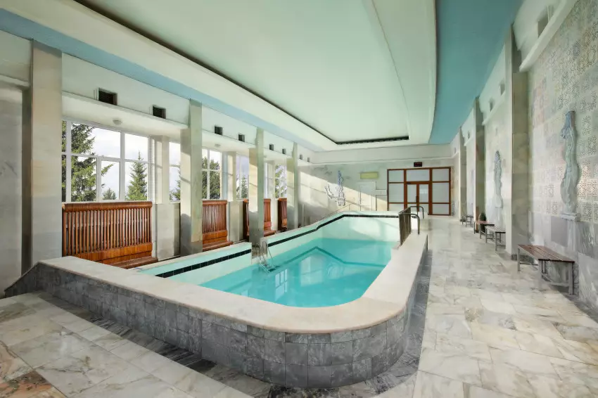 Бассейн в санатории Орджоникидзе в городе Кисловодске - фотография