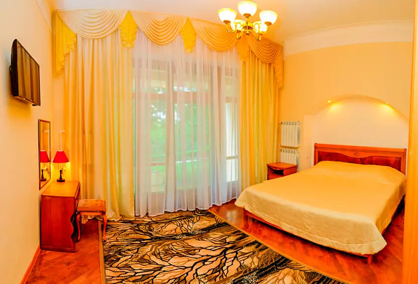 Семейный 2 комнатный номер в санатории Орджоникидзе в городе Кисловодске - фотография