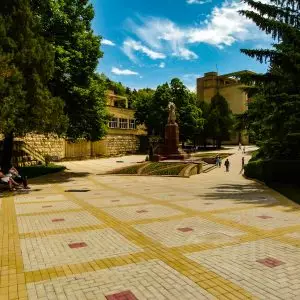 Памятник Г.К. Орджоникидзе в санатории Орджоникидзе в городе Кисловодске - фотография
